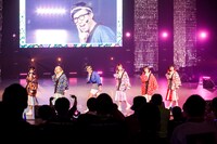 豆柴の大群「りスタート（お江戸 Ver.）feat. こがけん」披露時の様子。（Photo by sotobayashi kenta）