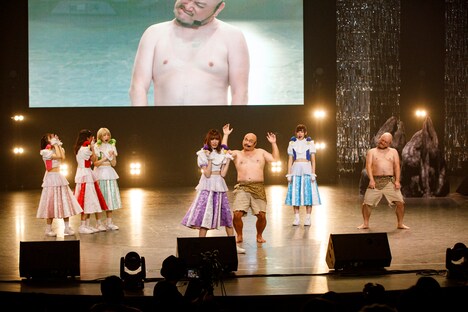 豆柴の大群「サマバリ（原始 Ver.）feat. ハリウッドザコシショウ」披露時の様子。（Photo by sotobayashi kenta）