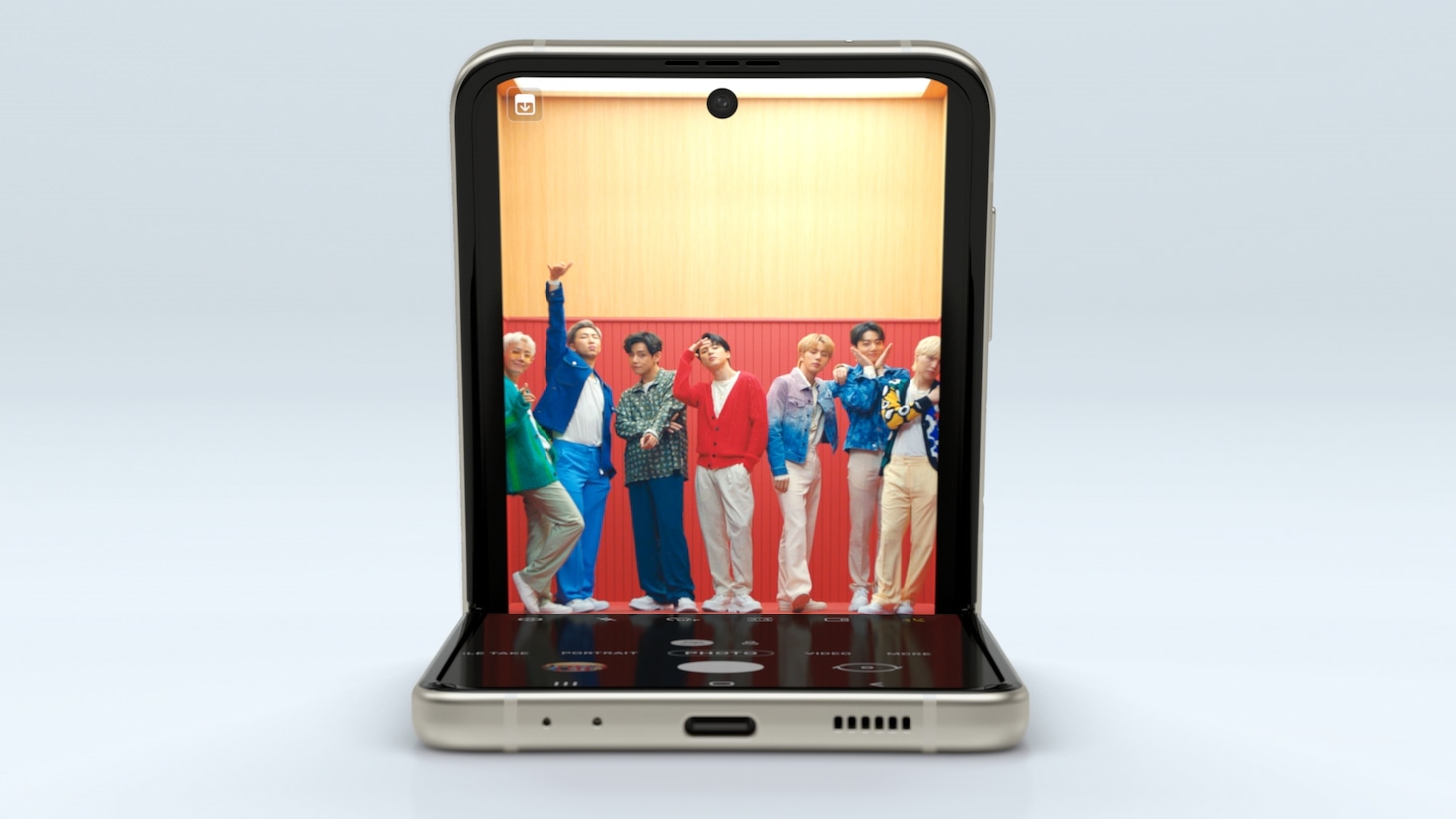 CM「Galaxy Z Flip3 5G BTS 篇」より。(c)Galaxy Z Flip3 5G　BTS篇