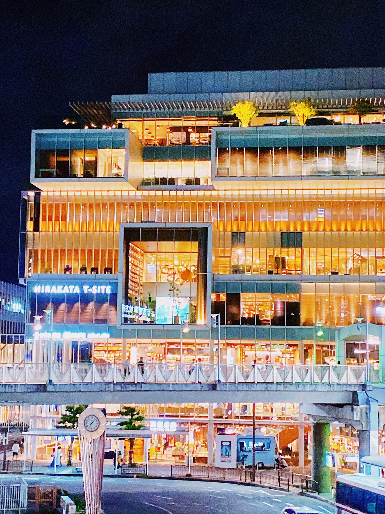 大阪・枚方 T-SITEで行われた「Pale Blue Melt」の様子。