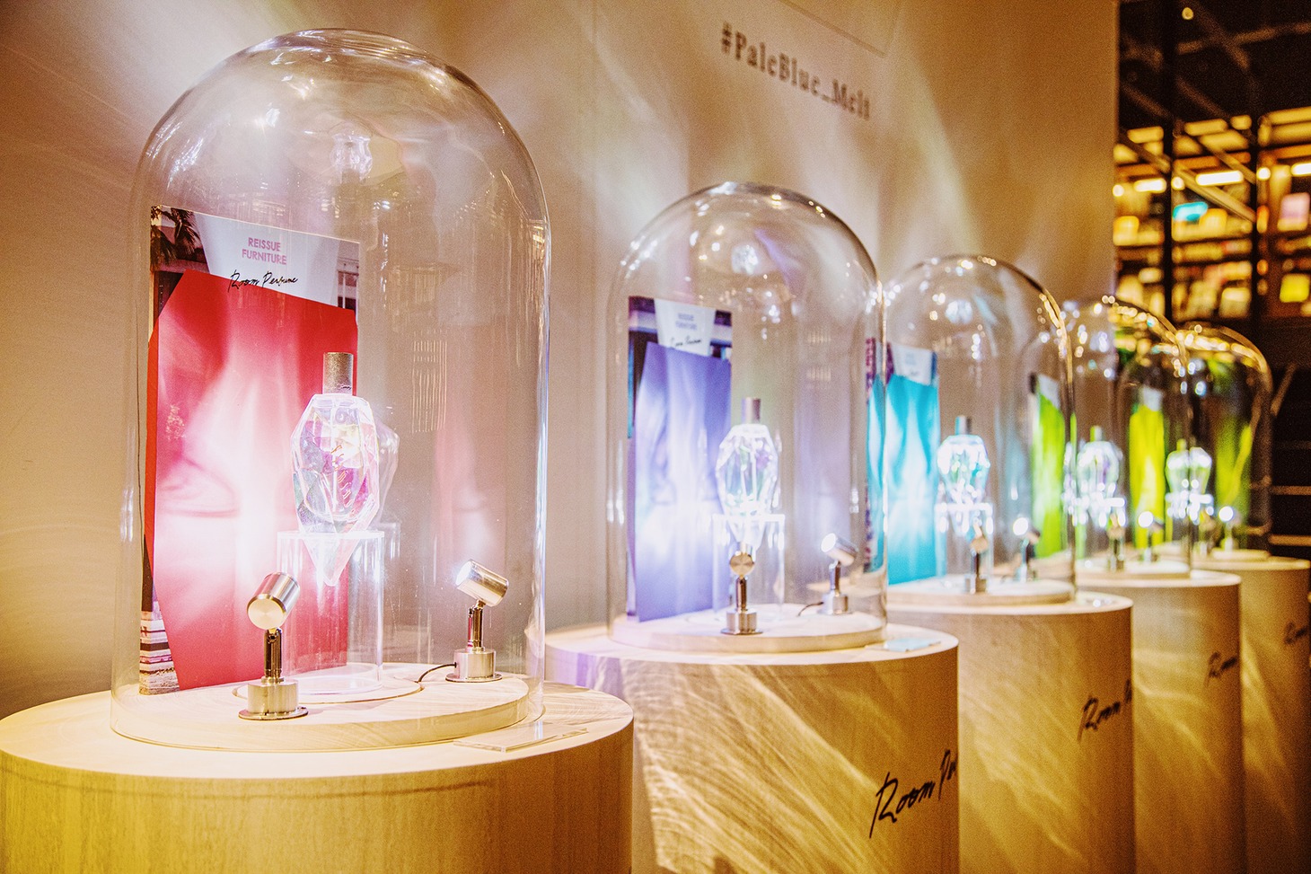 北海道・江別 蔦屋書店 知の棟に展示された「Room Perfume」。