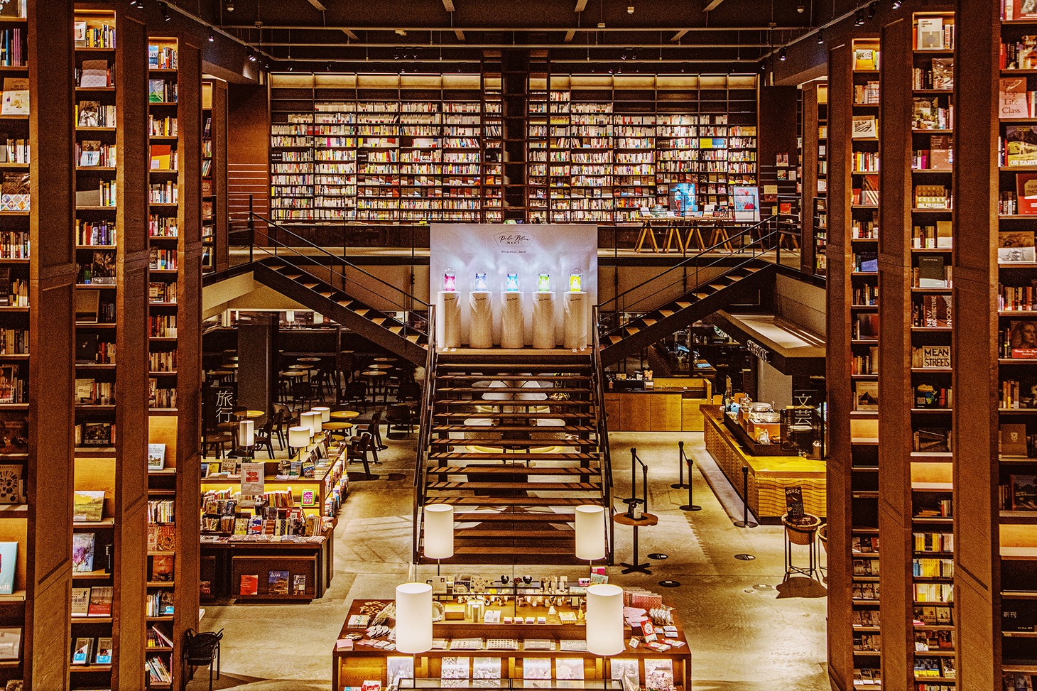 北海道・江別 蔦屋書店 知の棟の中心に展示された「Room Perfume」。