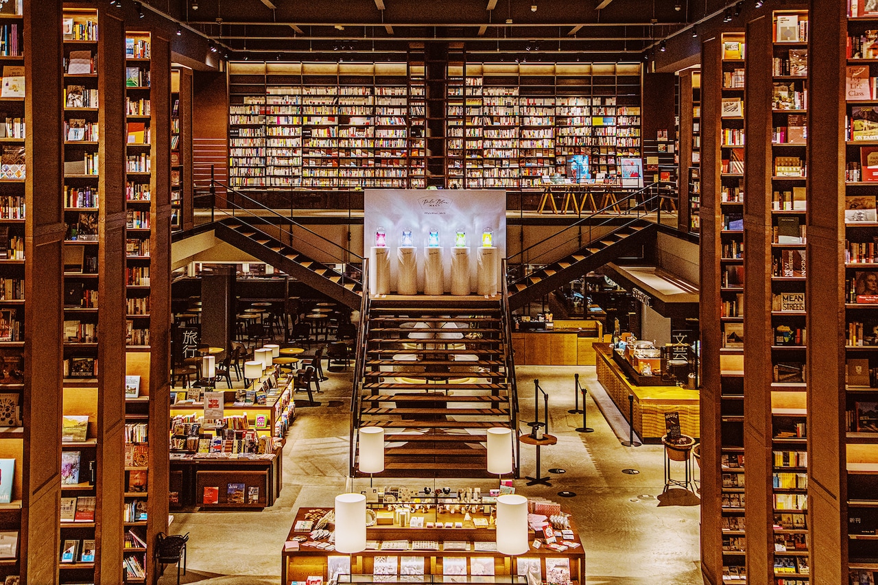 北海道・江別 蔦屋書店 知の棟の中心に展示された「Room Perfume」。