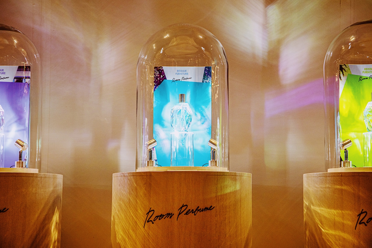 ガラスケースに入れられた「Room Perfume」は宝石のような輝きを放っていた。