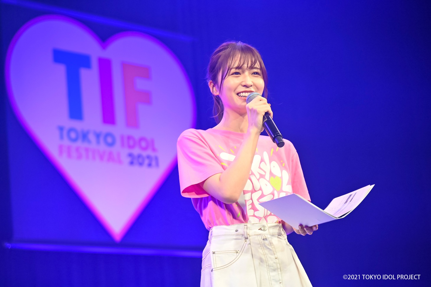 「TOKYO IDOL FESTIVAL 2021」の開会宣言を行う長濱ねる。