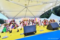 私立恵比寿中学によるパフォーマンスの様子。