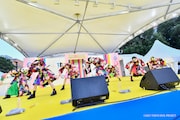 私立恵比寿中学によるパフォーマンスの様子。