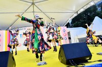 私立恵比寿中学によるパフォーマンスの様子。