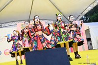 私立恵比寿中学によるパフォーマンスの様子。