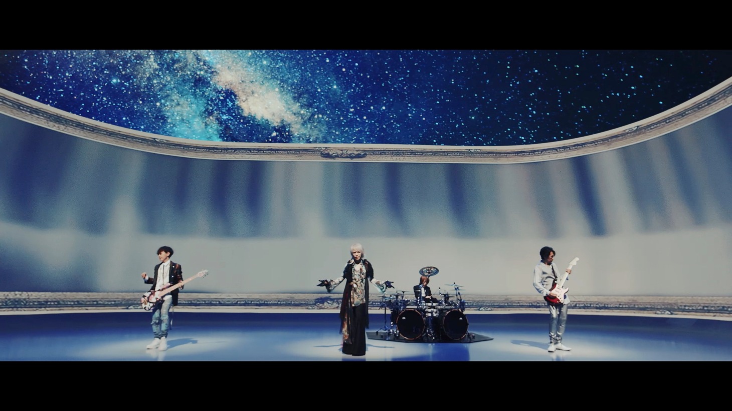 L'Arc-en-Ciel「FOREVER」ミュージックビデオより。