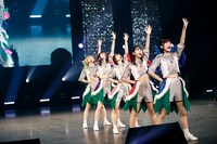 「豆柴の大群の疾走」1部公演より豆柴の大群。（Photo by sotobayashi kenta）