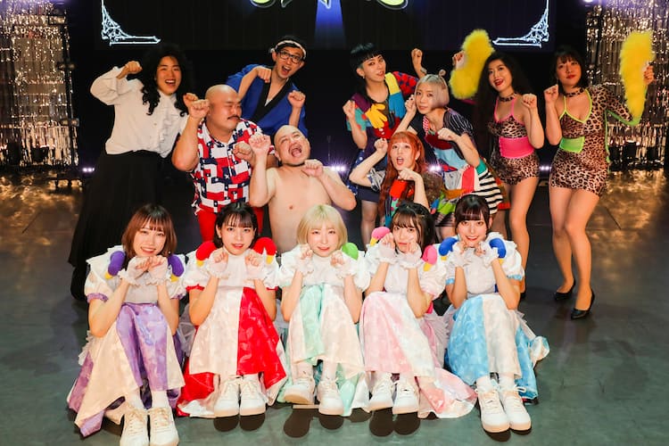 豆柴の大群がタイムスリップ 特別公演に クロちゃんの先祖 や第1期bisメンバーら豪華ゲスト続々登場 ライブレポート 写真26枚 音楽ナタリー