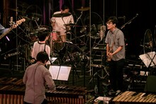 「コトコトことでん（feat. 畳野彩加）」披露中の様子。（撮影：井上嘉和）