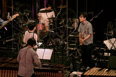 「コトコトことでん（feat. 畳野彩加）」披露中の様子。（撮影：井上嘉和）