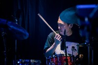 石若駿（Dr）（撮影：井上嘉和）