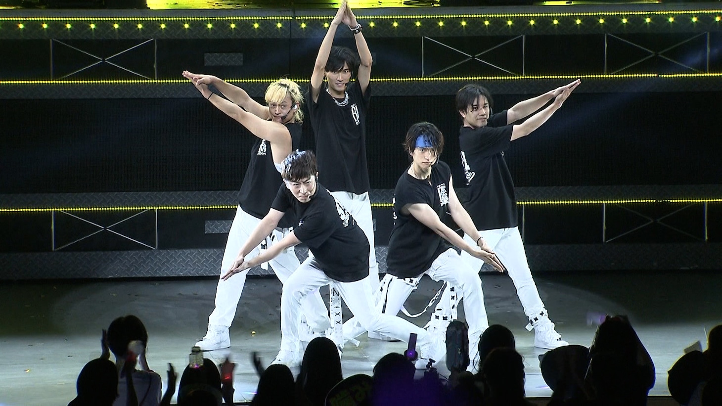 人気画像2位は「A.B.C-Zのライブ中、河合郁人とフット後藤が入れ替わったらファンは気付くのか？」より、後藤輝基（フットボールアワー）が河合郁人になり切ったA.B.C-Zのライブの様子。(c)日本テレビ