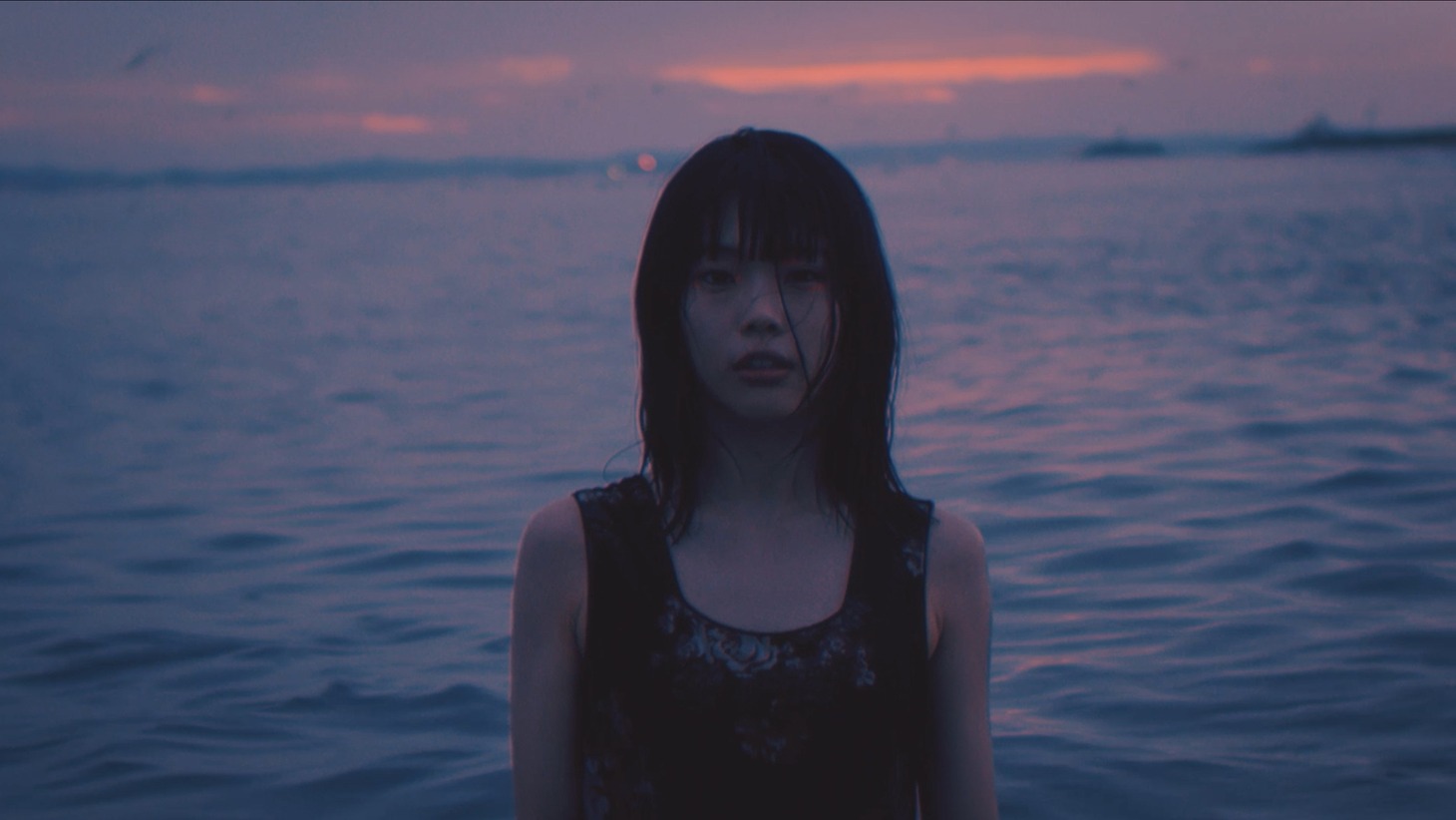 アイナ・ジ・エンド「ペチカの夜」ミュージックビデオより。