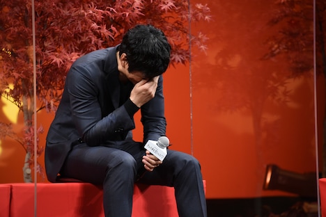 山本耕史の大好物を聞き、笑いをこらえる西島秀俊。