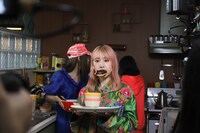 SCANDAL「one more time」ミュージックビデオ撮影のオフショット。