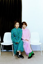 左から藤原さくら、Rei。