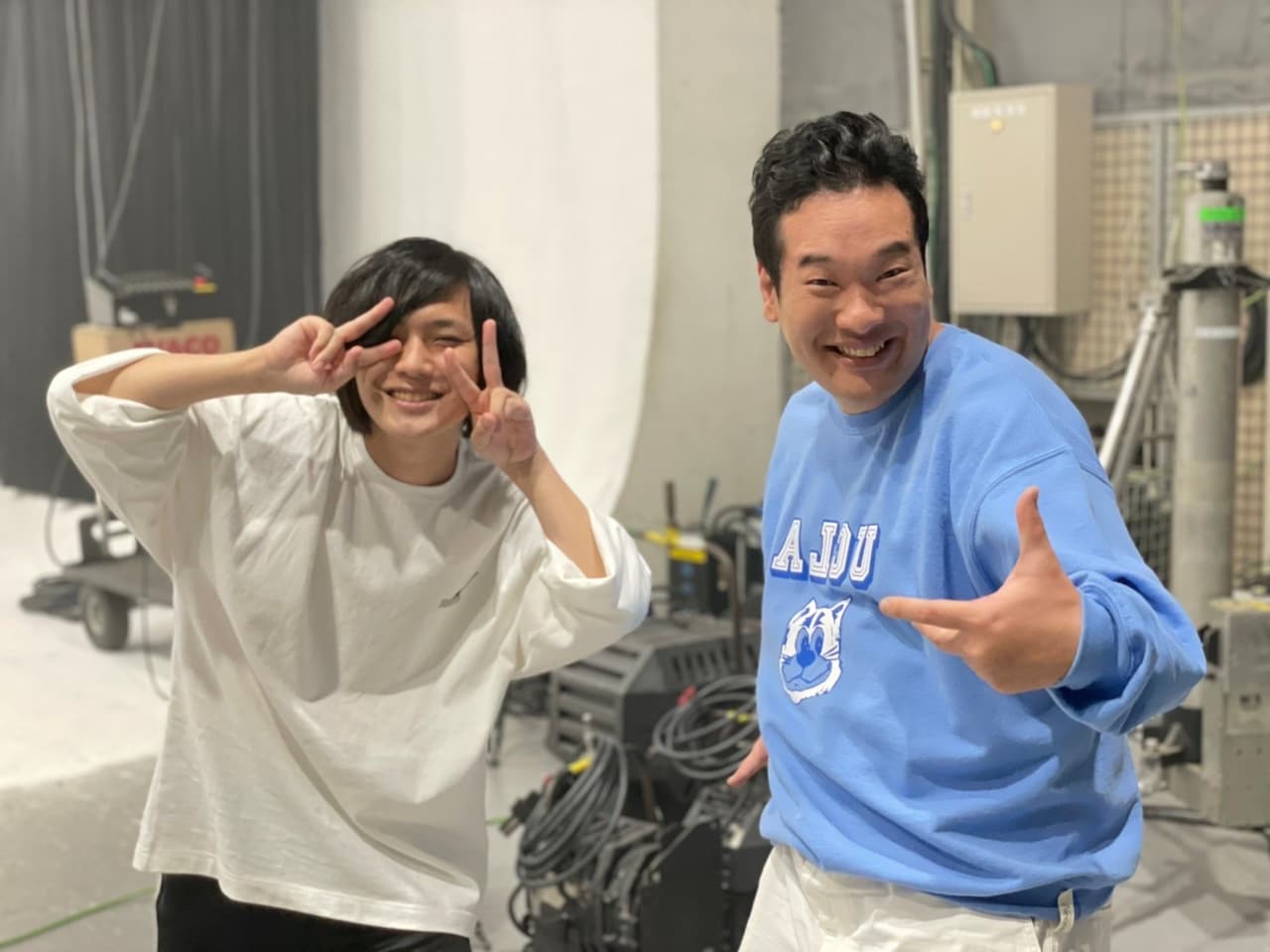 左から寿司くん、岡崎体育。