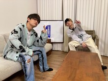 左から山中拓也（THE ORAL CIGARETTES）、SKY-HI。