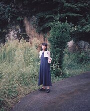 「暮chic」のアイテムを着用するカネコアヤノ。（撮影：木村和平）