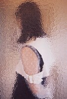 「暮chic」のアイテムを着用するカネコアヤノ。（撮影：木村和平）