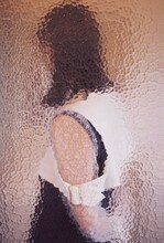 「暮chic」のアイテムを着用するカネコアヤノ。（撮影：木村和平）