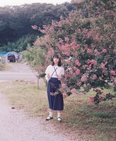 「暮chic」のアイテムを着用するカネコアヤノ。（撮影：木村和平）