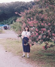 「暮chic」のアイテムを着用するカネコアヤノ。（撮影：木村和平）