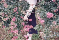 「暮chic」のアイテムを着用するカネコアヤノ。（撮影：木村和平）