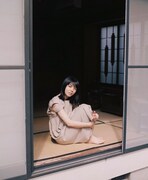 「暮chic」のアイテムを着用するカネコアヤノ。（撮影：木村和平）