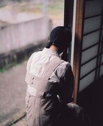 「暮chic」のアイテムを着用するカネコアヤノ。（撮影：木村和平）