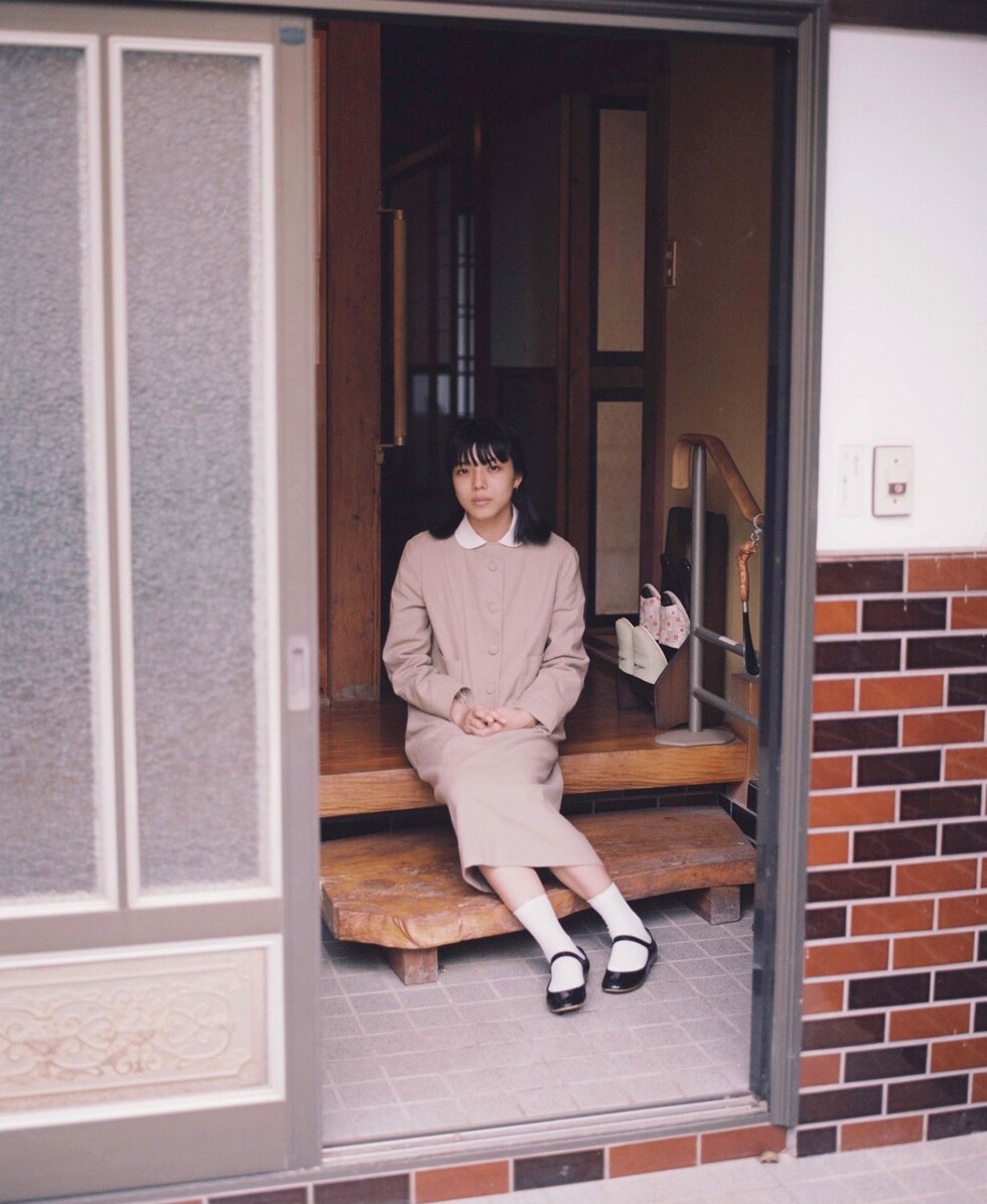 灯台 木村和平　カネコアヤノ 暮chic」のアイテムを着用するカネコアヤノ。（撮影：木村和平
