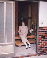 「暮chic」のアイテムを着用するカネコアヤノ。（撮影：木村和平）