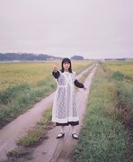 「暮chic」のアイテムを着用するカネコアヤノ。（撮影：木村和平）