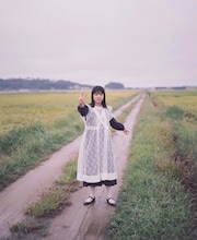 「暮chic」のアイテムを着用するカネコアヤノ。（撮影：木村和平）