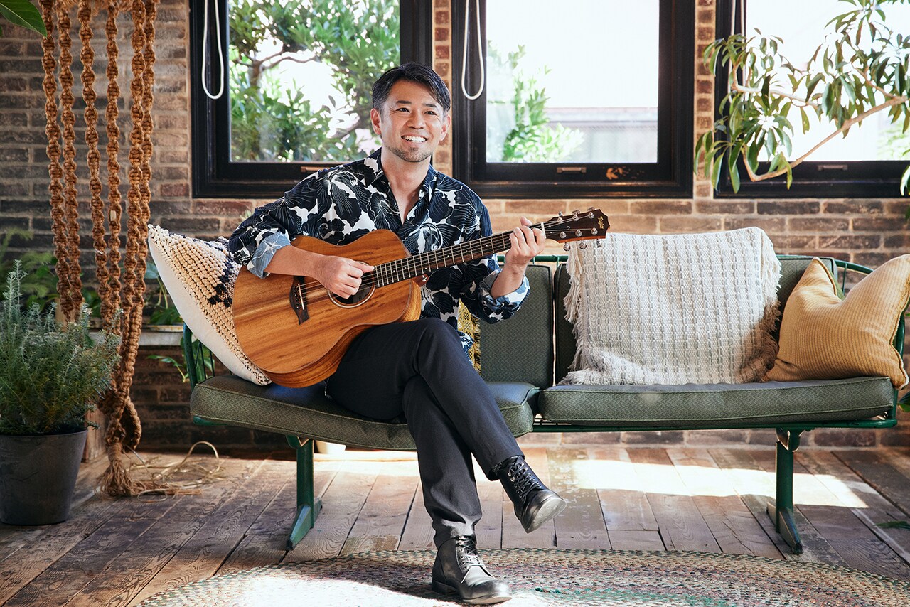 河口恭吾がソレイユの丘で無料ライブ、父の日記念し歌と黄色いバラをプレゼント