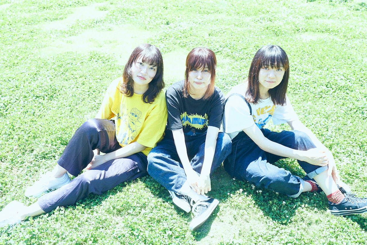 内田万里がベボベ関根史織と奮酉・河西愛紗を迎えて3曲入りCD「離脱」リリース