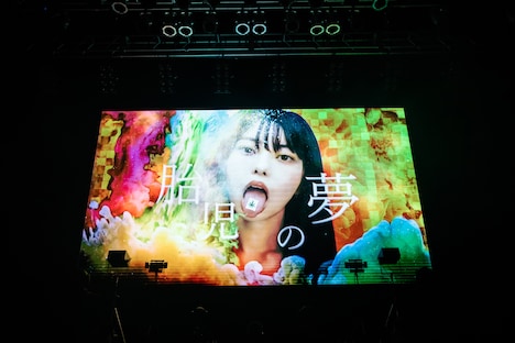 LEDビジョンに投影されたイベントのビジュアル。（Photo by Masayo）