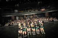 観客と記念撮影するMIGMA SHELTER。（Photo by Masayo）