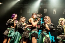 ミミミユと抱き合うブラジルとそれを見守るレーレ、ナーナナラ、ユブネ、タマネ。（Photo by Masayo）