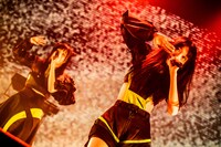 左からナーナナラ、ミミミユ。（Photo by Masayo）