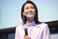 人気画像6位は「氷川きよし、エレガントなピンクスーツで『ハッピーバースデー』熱唱」より、氷川きよし。