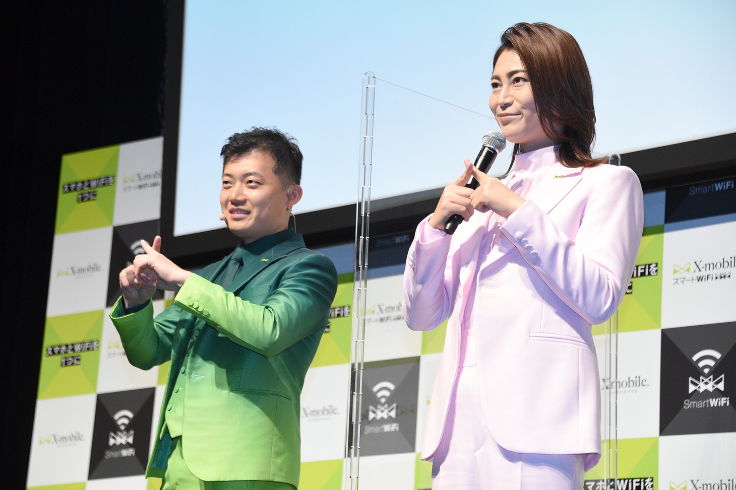 “Xポーズ”を決めるエックスモバイル株式会社の木野将徳代表取締役社長と氷川きよし。