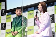 左からエックスモバイル株式会社の木野将徳代表取締役社長、氷川きよし。