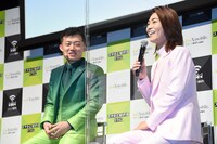 左からエックスモバイル株式会社の木野将徳代表取締役社長、氷川きよし。