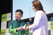 「スマートWi-Fi」を手に持つエックスモバイル株式会社の木野将徳代表取締役社長と氷川きよし。