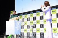 「ハッピーバースデートゥーユー」を歌ってエックスモバイルの設立8周年を祝う氷川きよし。